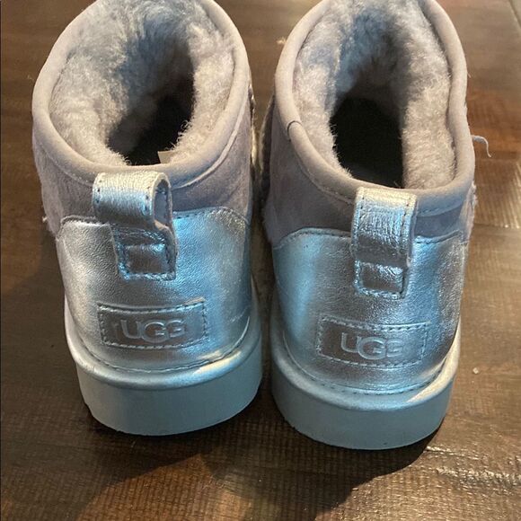 UGG CLASSIC ULTRA MINI SHINE Gray & silver boots size 9 - Picture 1 of 9